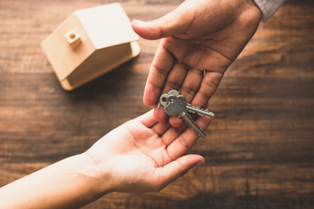 Photographie d'un échange de clé.